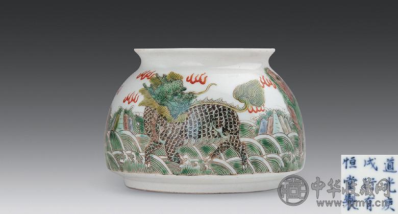 清道光 粉彩海水瑞兽马蹄尊