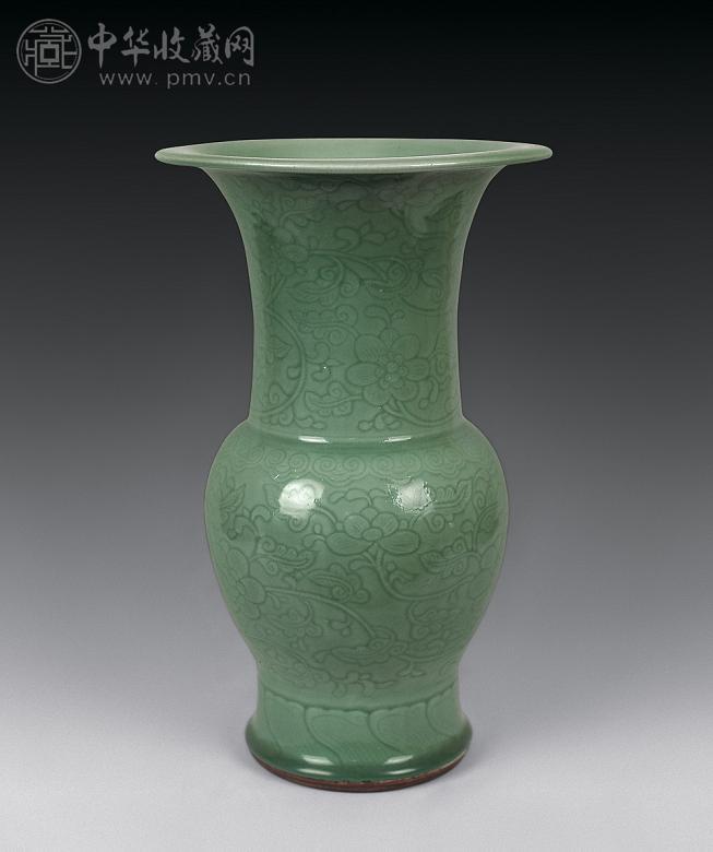 清乾隆 豆青釉暗刻缠枝莲纹花觚