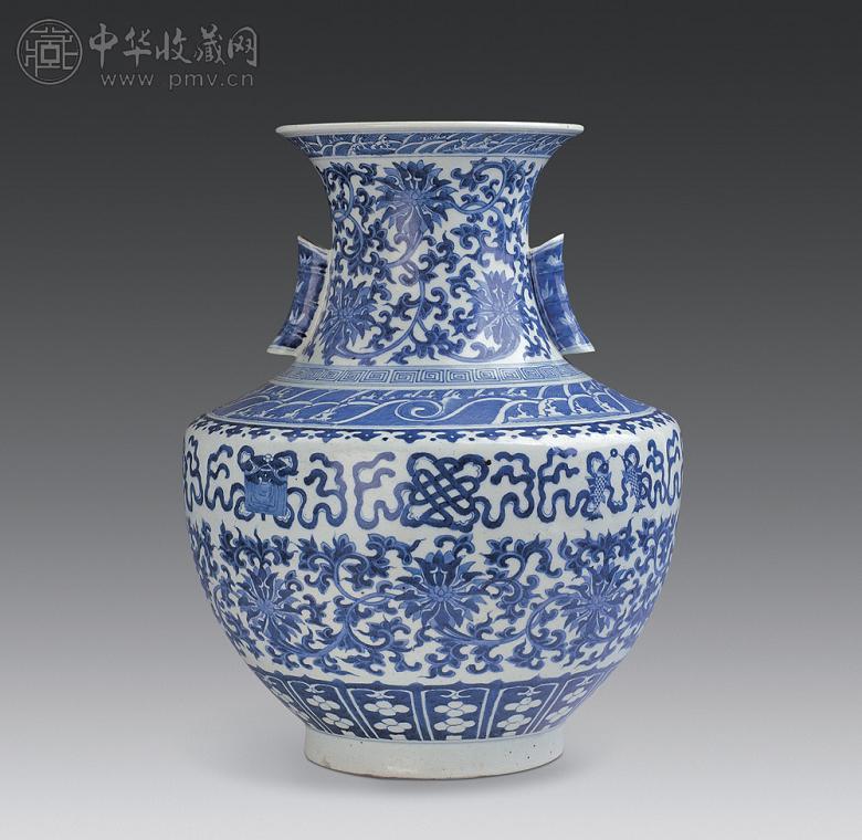 清中期 青花缠枝莲八宝纹贯耳尊