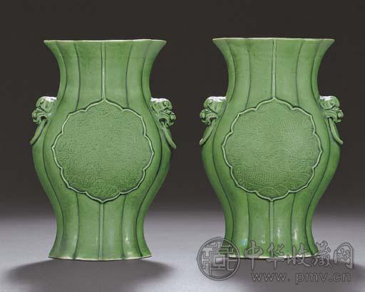 清光绪 绿釉开光双龙戏珠纹海棠式兽耳尊(1对)