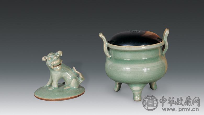 明 龙泉窑兽钮盖香炉