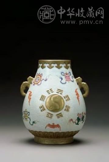 清乾隆 粉彩锦地加金太极八卦八吉祥鹿头尊