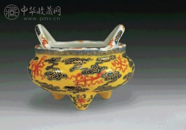 民国 黄地青花矾红云蝠纹小炉