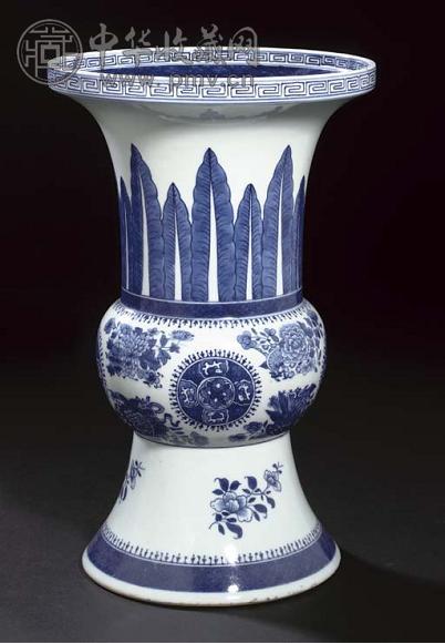 十八世纪青花花卉纹大尊