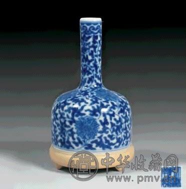 清乾隆 青花缠枝莲纹摇铃尊