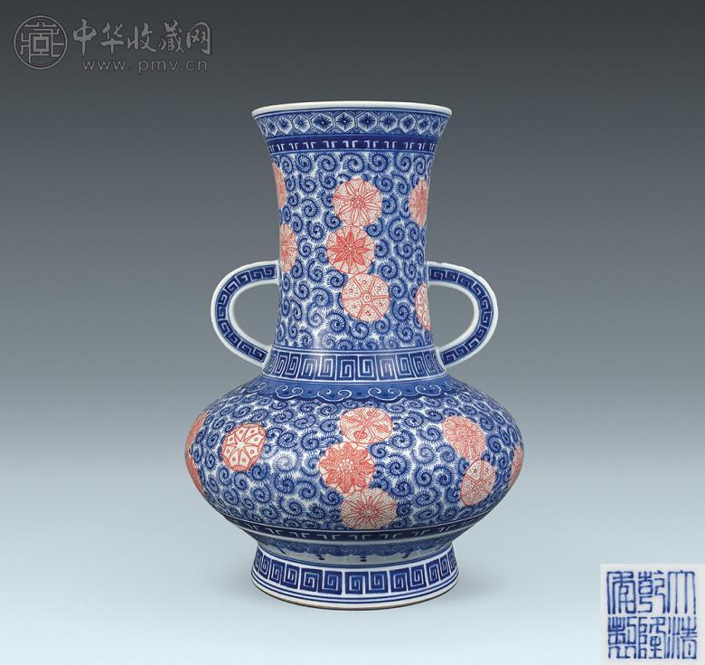 清乾隆 青花锦地釉里红皮球花双耳尊