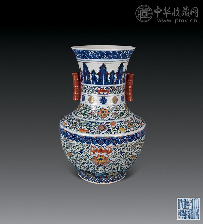 清 斗彩缠枝莲托蝠纹竹节耳尊