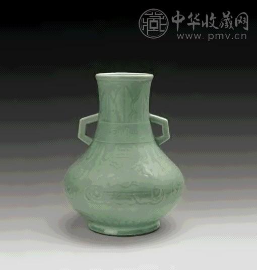 民国 豆青暗刻兽面纹双耳尊