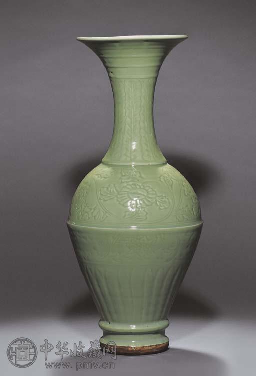 明十五世纪初 龙泉窑青釉划菊花纹凤尾尊