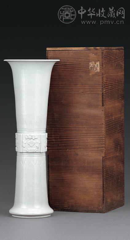 清乾隆 德化窑白釉贴花兽面纹花觚