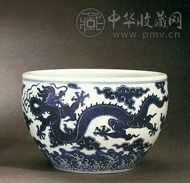 清乾隆 青花海水云龙纹罐