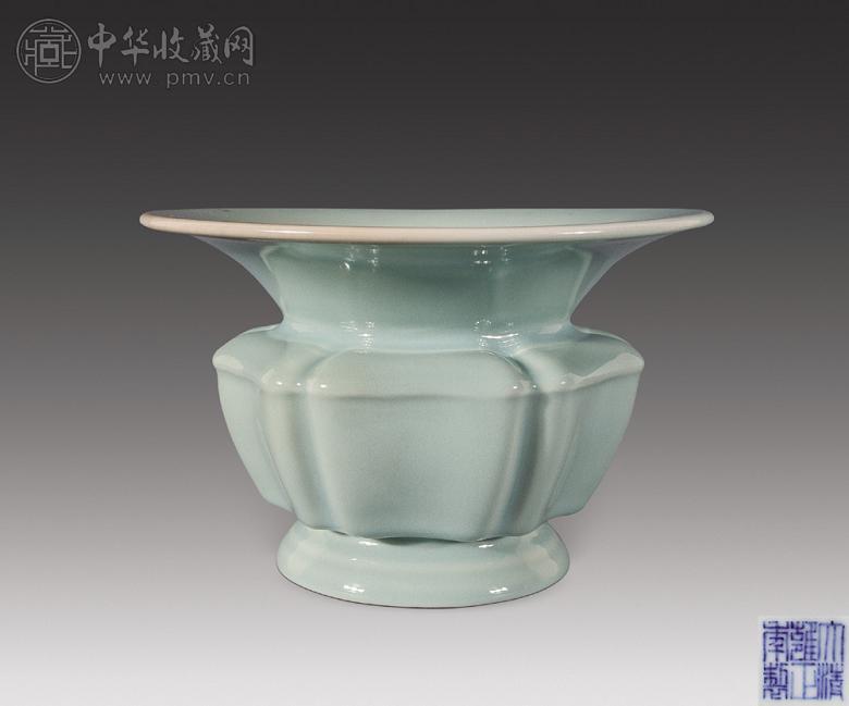 清雍正 豆青釉六濩渣斗