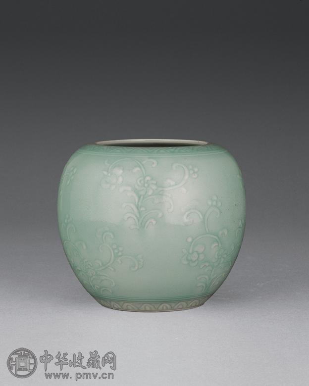 民国 豆青釉刻花卉纹苹果尊
