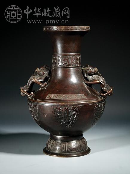 清 乾隆 青铜饕餮纹麒麟形耳橄榄瓶