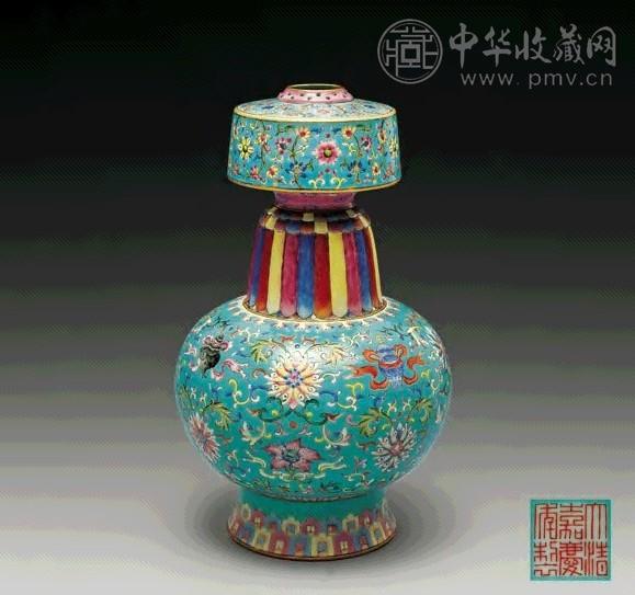 清嘉庆 绿地粉彩莲花八宝纹贲巴瓶