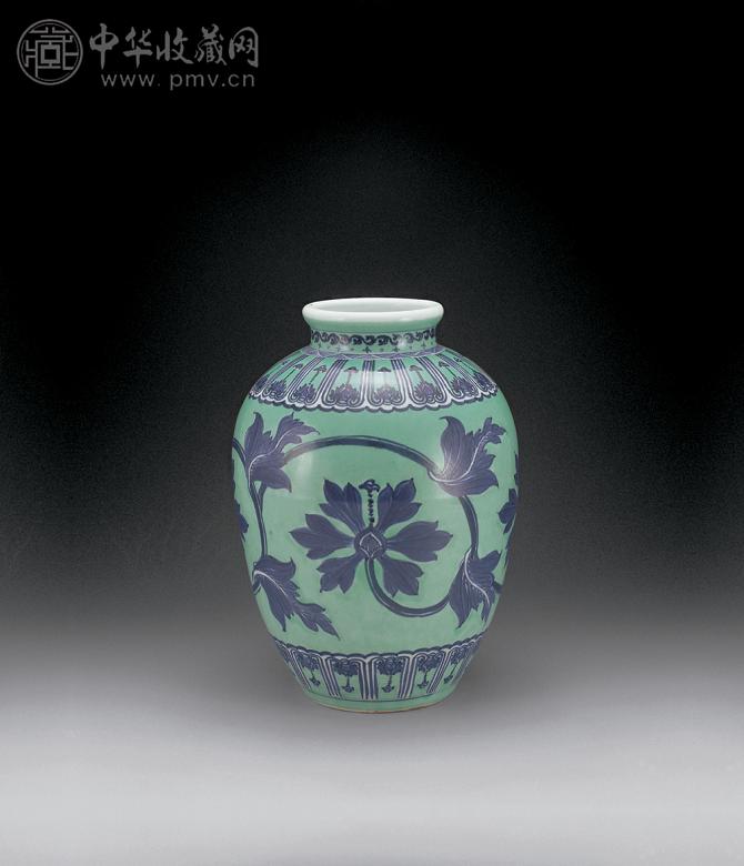 清雍正 绿地青花花卉罐