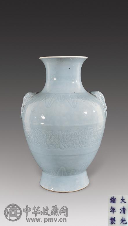 清末 天蓝釉划花缠枝莲纹象耳尊