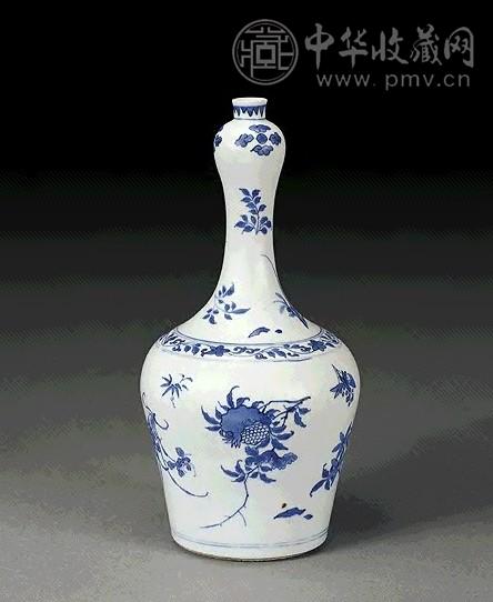 清初 青花三多纹蒜头摇铃尊