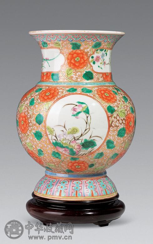 清嘉庆 金地粉彩开光花卉纹尊