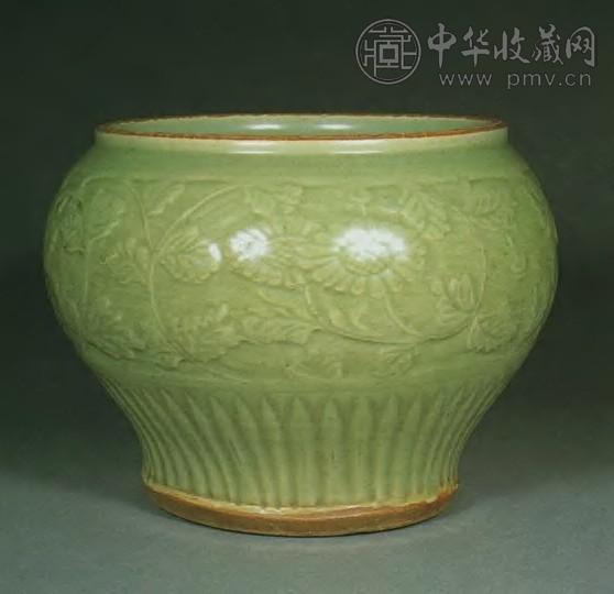 明初 龙泉窑青瓷菊花纹罐