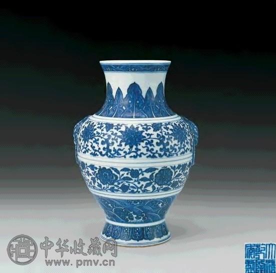 清乾隆 青花缠枝花卉兽耳尊