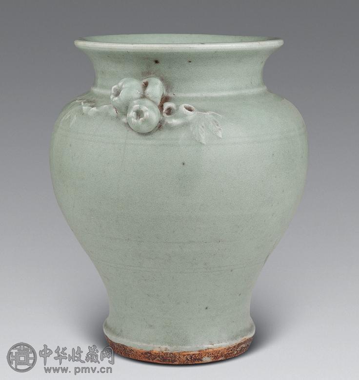 明 龙泉粉青贴塑瓜果纹尊