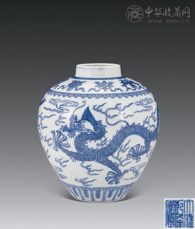 清乾隆 青花单描云龙纹罐