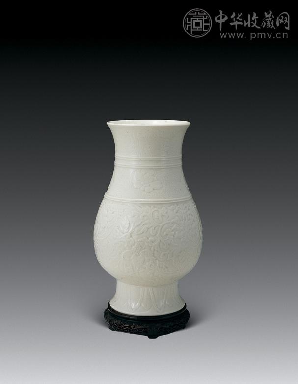 清康熙 白釉暗刻缠枝花卉尊