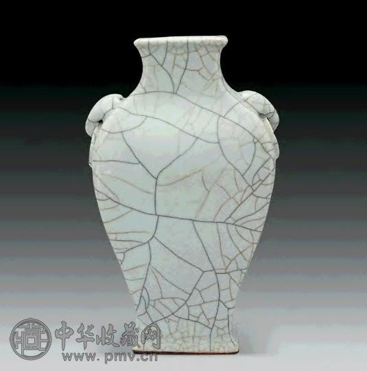 清乾隆 仿哥釉象首啣环方尊