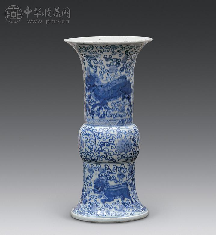 清代雍正 青花狮子穿花纹花觚