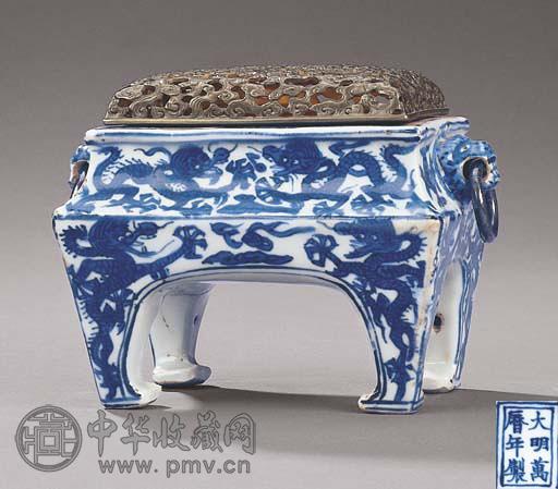 明万历 青花龙纹双兽耳方炉