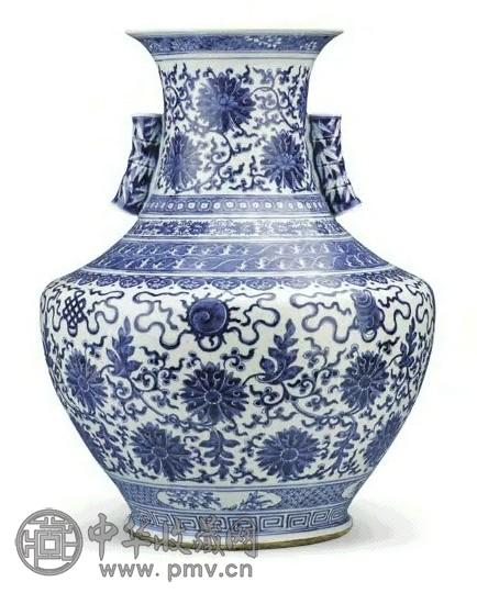 清 道光 青花缠枝八宝纹饰竹节贯耳大尊 清 道光 青花缠枝八宝纹饰竹节贯耳大尊