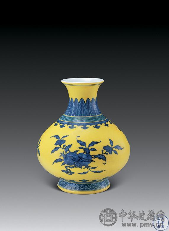 清雍正 黄地青花三果撇口尊