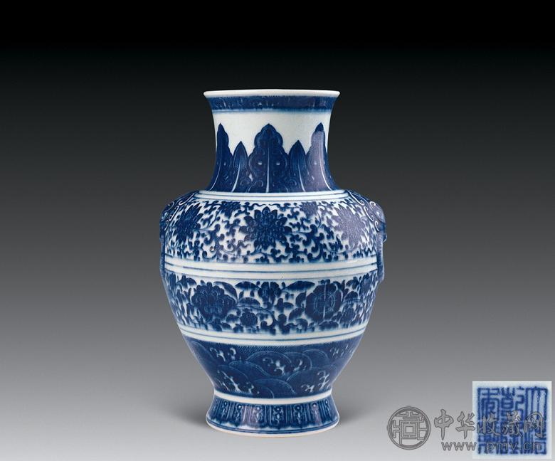 清乾隆 青花缠枝莲纹铺首尊