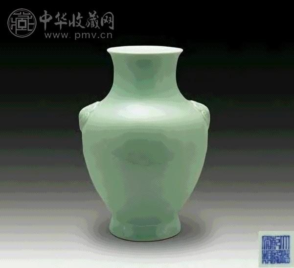 清乾隆 豆青釉兽耳尊