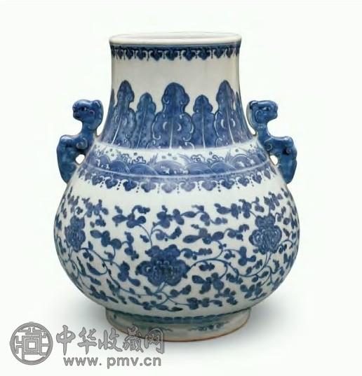 清乾隆 青花缠枝莲纹牛头尊