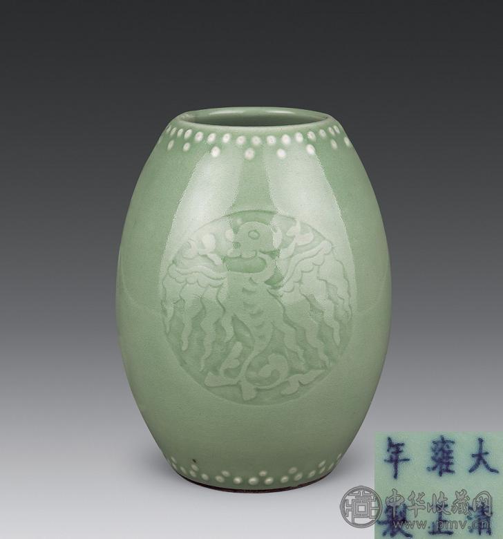 清雍正 冬青釉暗刻鼓钉团夔凤纹鼓式尊
