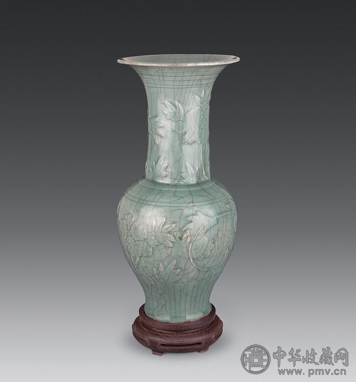 明 龙泉窑剔花缠枝牡丹凤尾尊