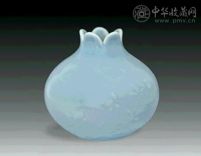 清道光 天蓝釉印花花果石榴尊