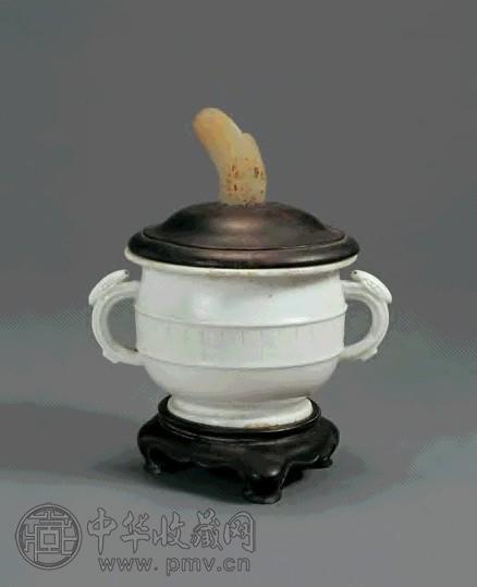 清康熙 白釉回纹双耳香炉