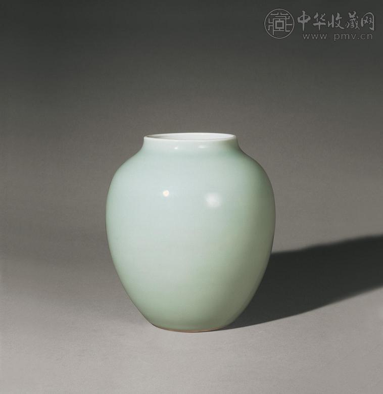 明嘉靖 青花赶珠云龙纹罐
