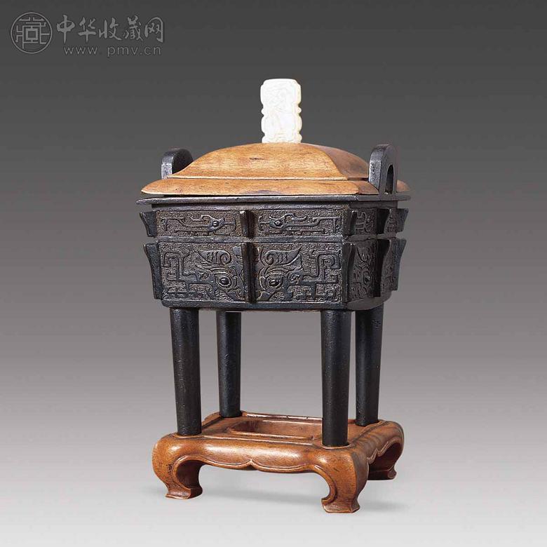 清初 铜兽面出戟方鼎