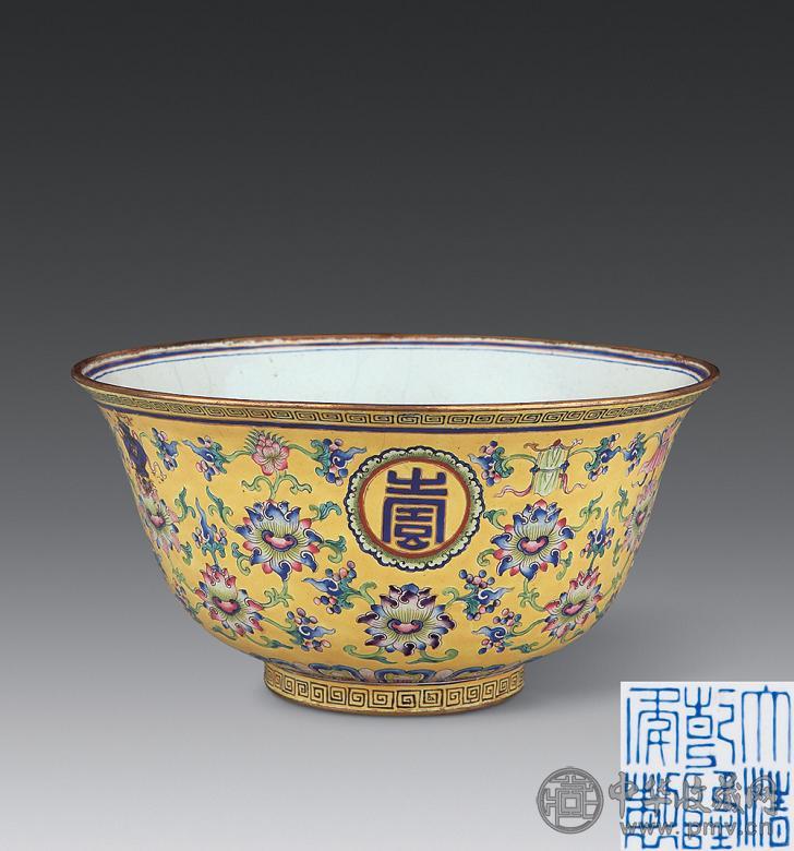 清 铜胎画珐琅缠枝莲托八吉祥万寿无疆纹碗