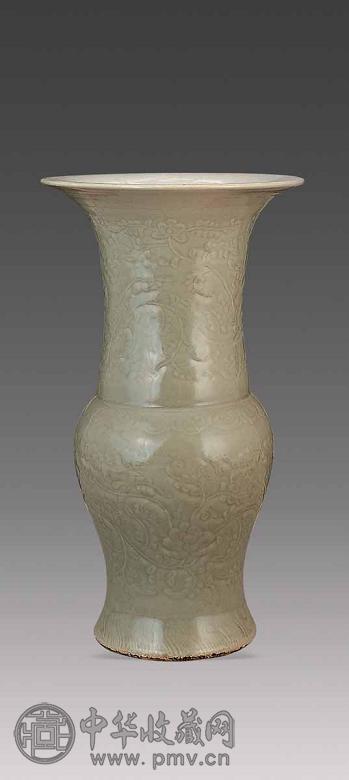 清嘉庆 豆青刻花花觚