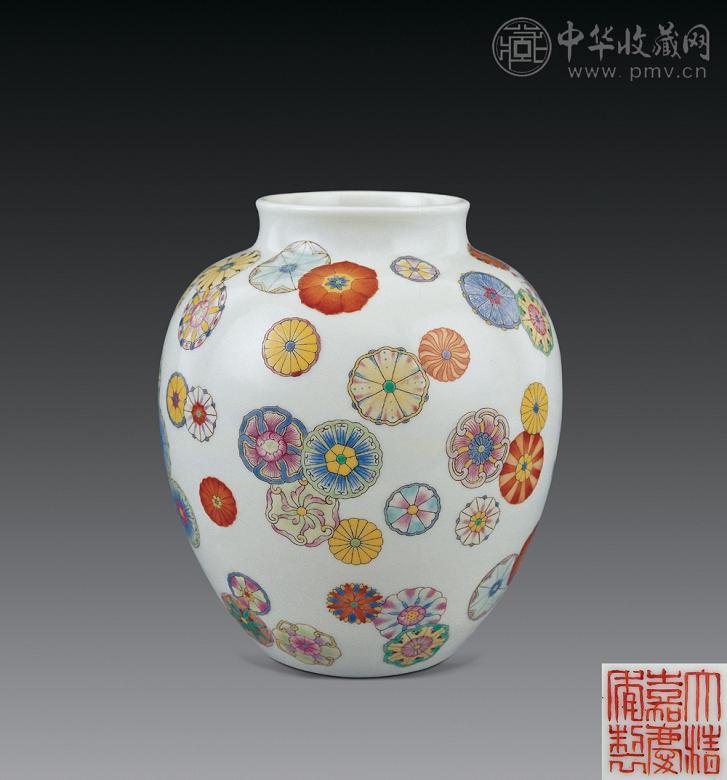 清嘉庆 粉彩皮球花纹罐