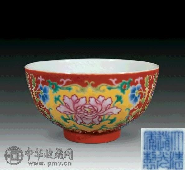 清道光 珊瑚红地开光粉彩牡丹碗
