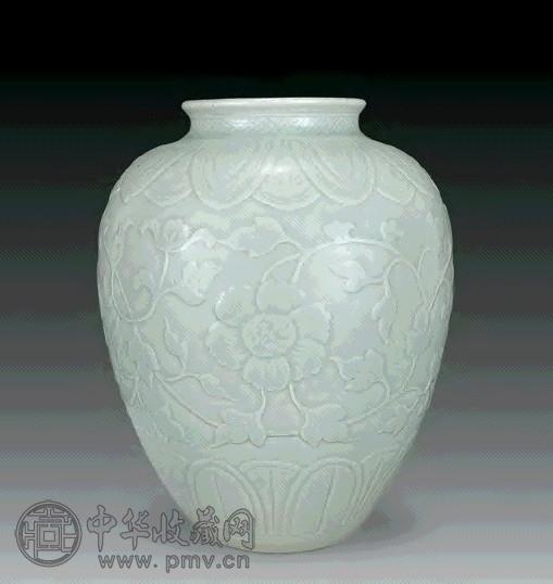 晚清 粉青缠枝牡丹刻花太白尊