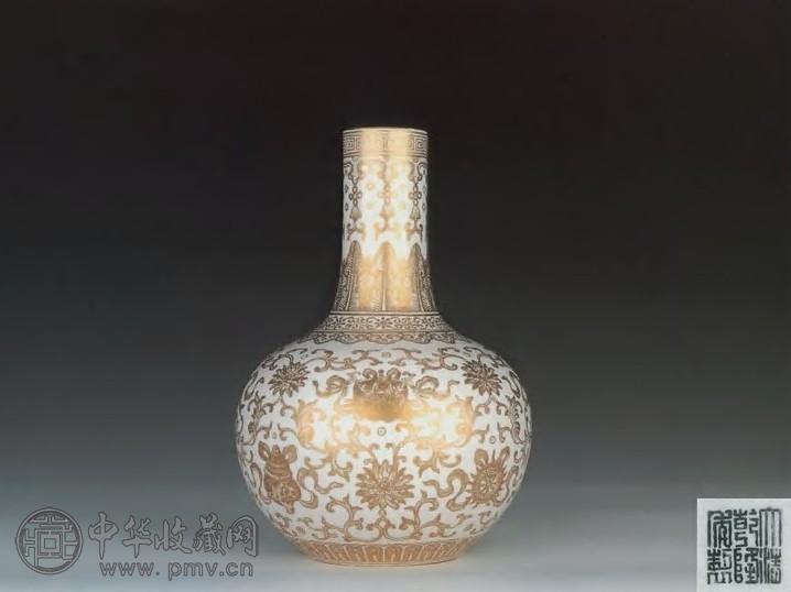 清乾隆 白釉描金八吉祥纹天球瓶