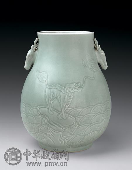 清光绪 粉青釉暗刻海水瑞兽纹鹿头尊