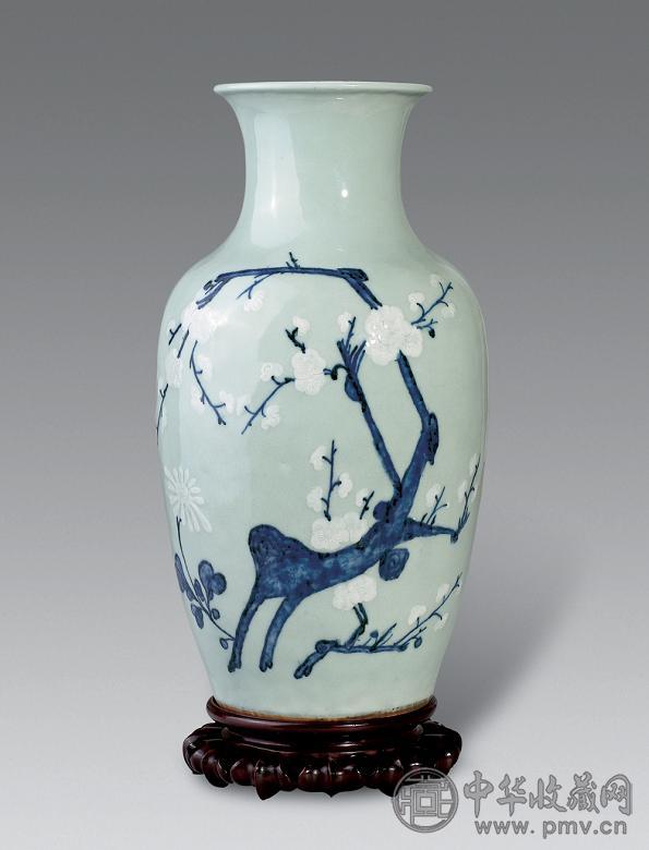 清乾隆 粉青地青花鹿形梅花纹观音尊